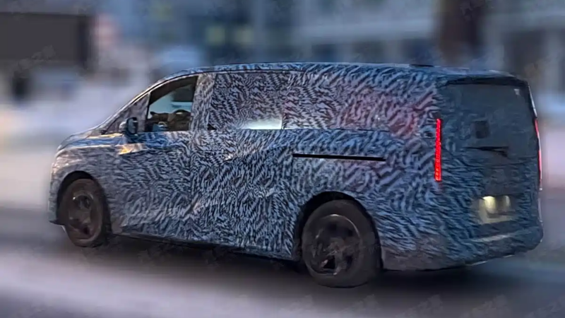 В Китае показали Mercedes-Benz VLE, электрический MPV, перед мировой премьерой 10 марта.