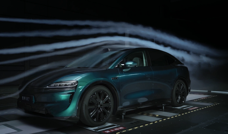 В Китае электромобиль Luxeed R7 от Huawei установил мировой рекорд самым низким коэффициентом лобового сопротивления среди серийных внедорожников.