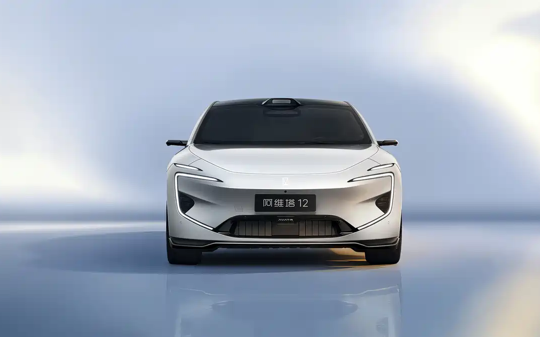 В Китае дебютировал обновленный Avatr 12 с мощнейшей трехмоторной силовой установкой на 955 л.с.