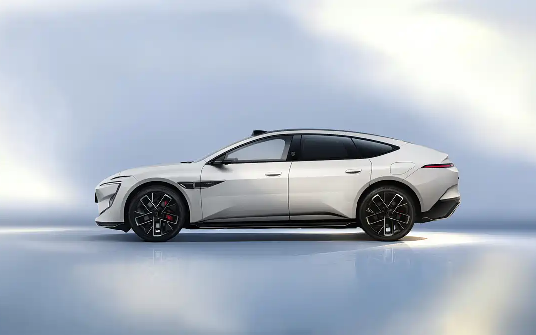 В Китае дебютировал обновленный Avatr 12 с мощнейшей трехмоторной силовой установкой на 955 л.с.