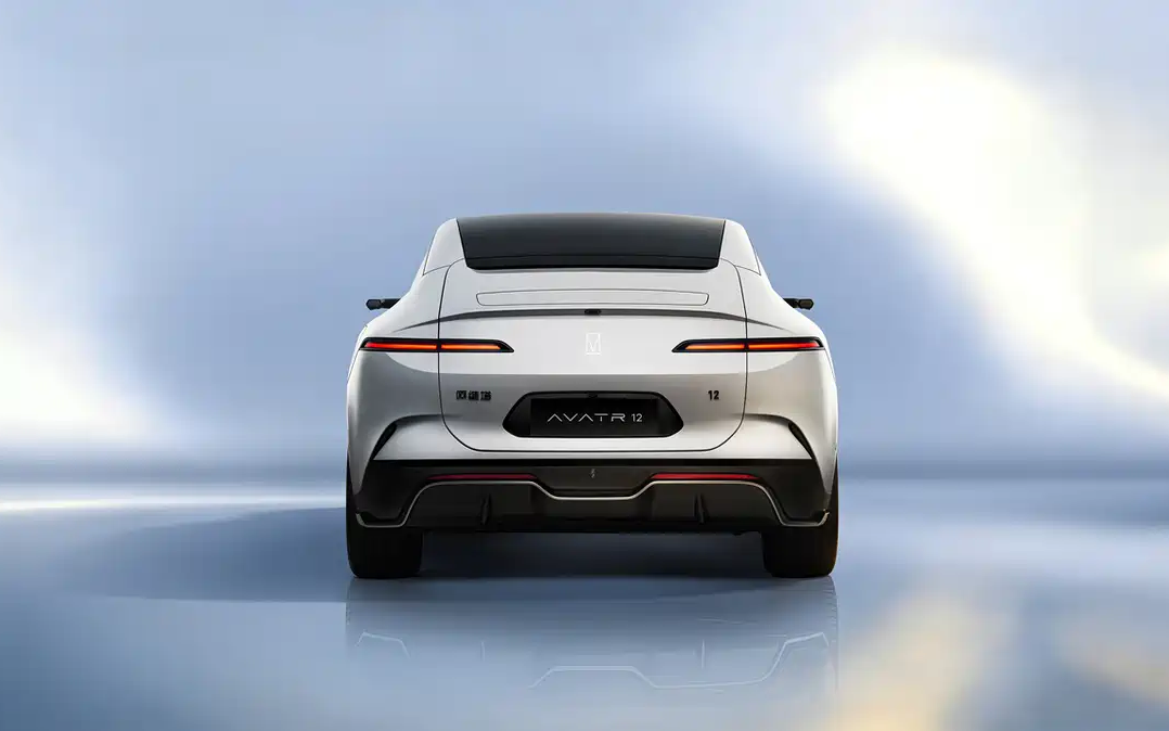 В Китае дебютировал обновленный Avatr 12 с мощнейшей трехмоторной силовой установкой на 955 л.с.