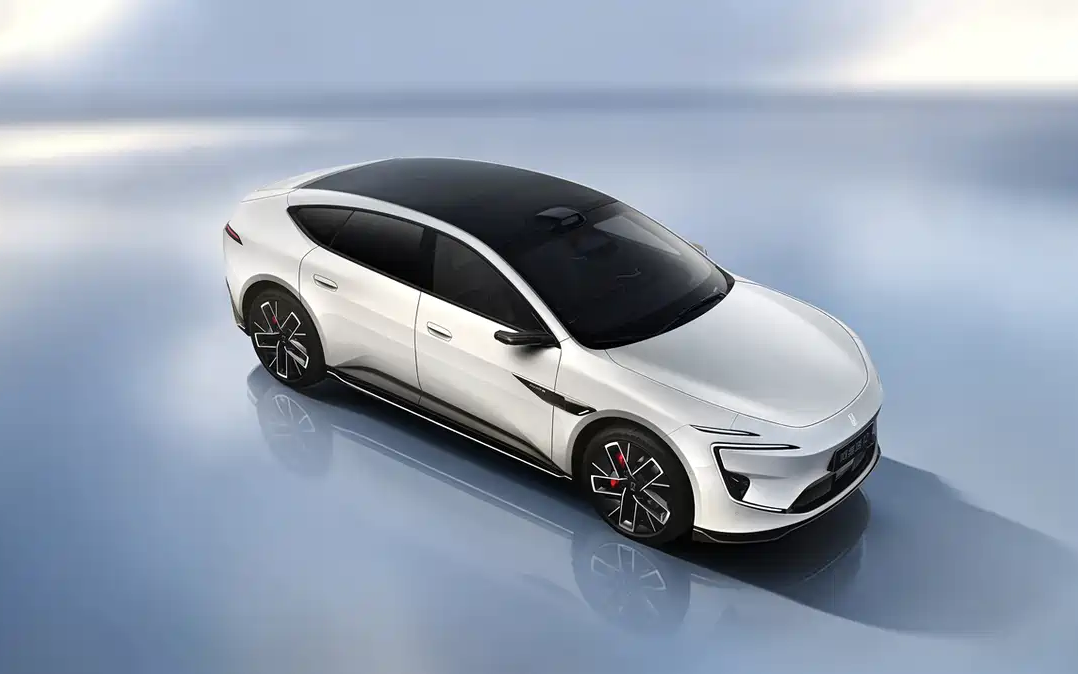 В Китае дебютировал обновленный Avatr 12 с мощнейшей трехмоторной силовой установкой на 955 л.с.