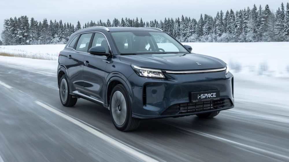 Evolute i-Space 4x4 полноприводный сбоку спереди в динамике