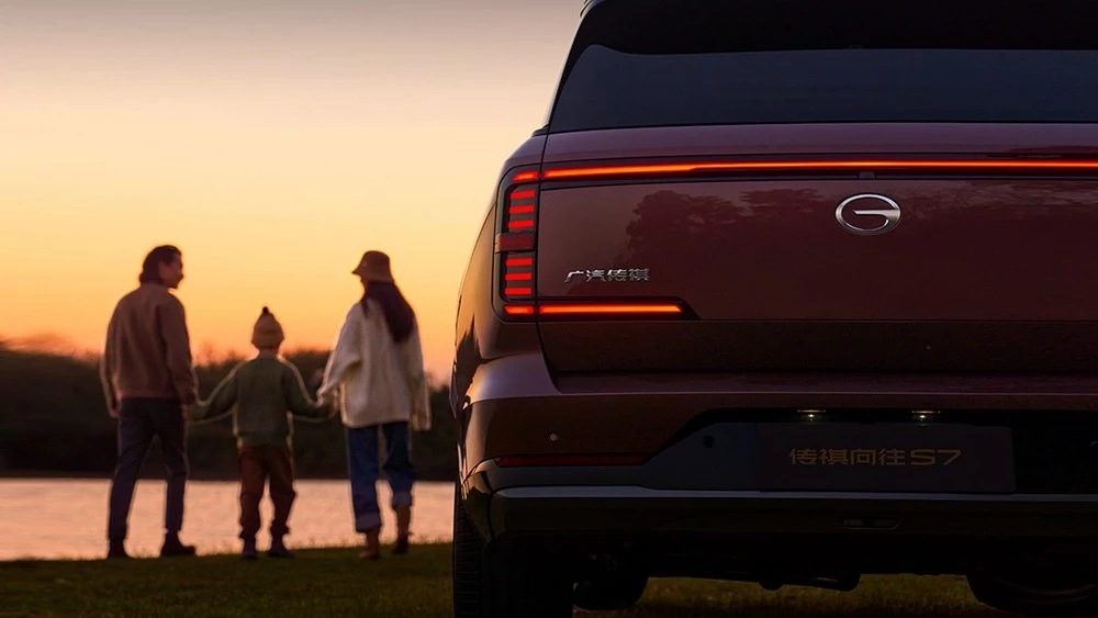Кроссовер GAC S7 сзади фонари семья