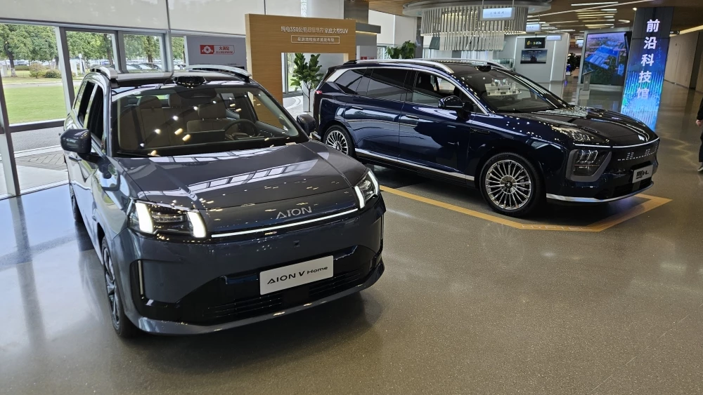 Электрический кроссовер Aion V второго поколения сбоку спереди в гуанчжоу