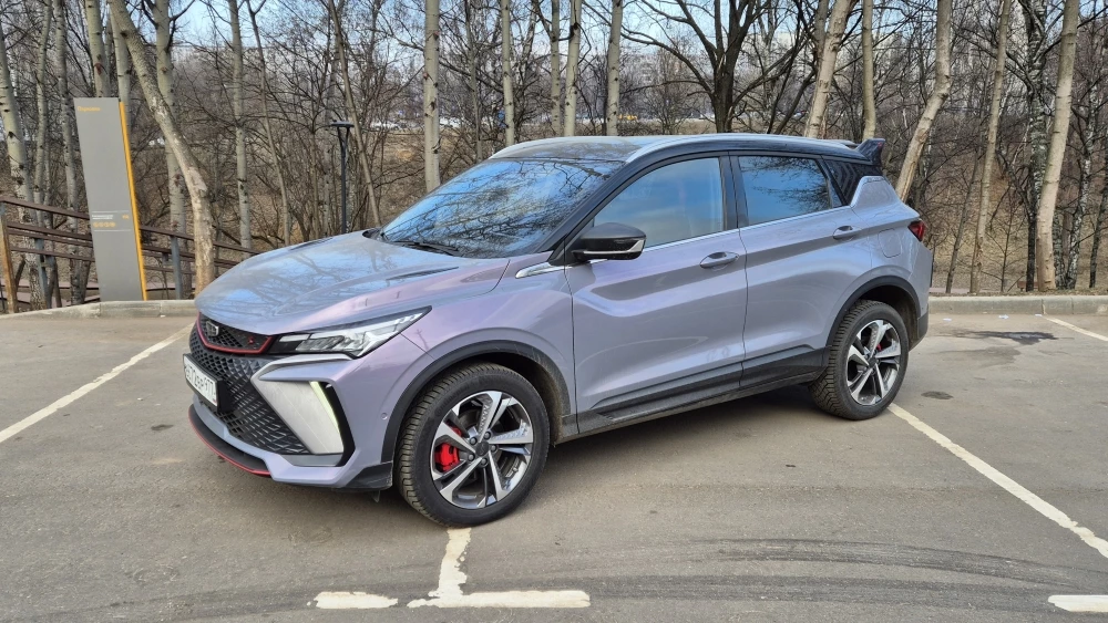 Рестайлинговый кроссовер Geely Coolray сбоку спереди подкаст