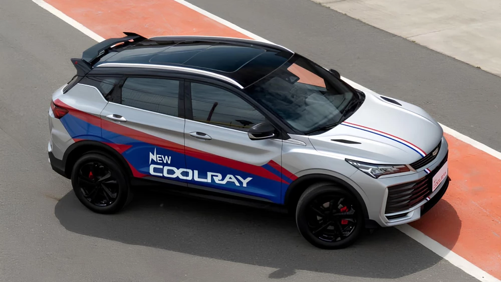 Обновленный Geely Coolray анонсировали для глобального рынка сбоку спереди кроссовер