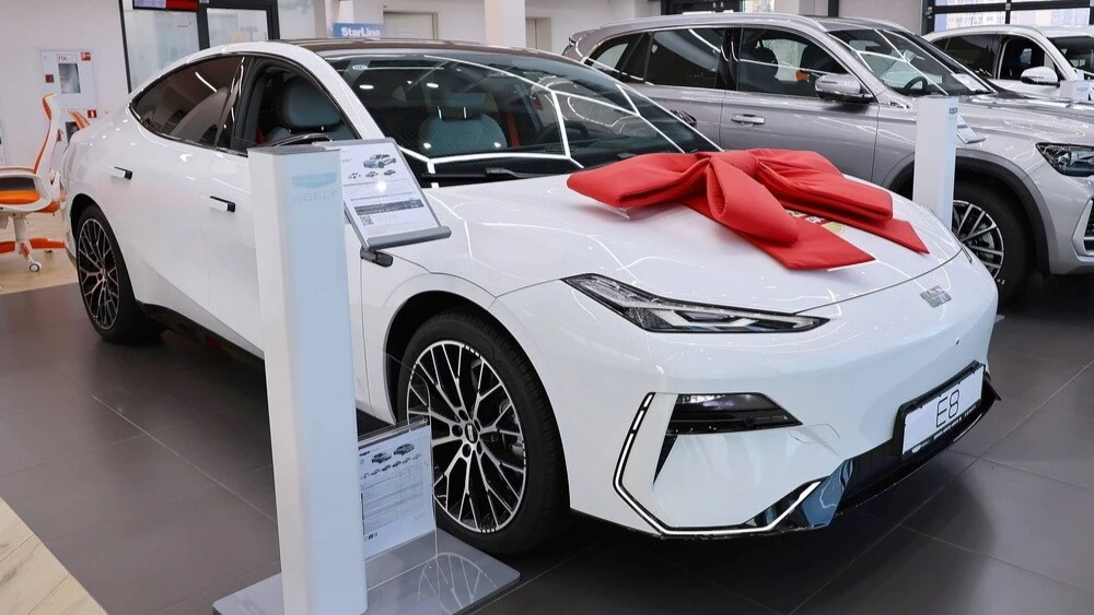 Электрический седан Geely E8 сбоку спереди завод Белджи