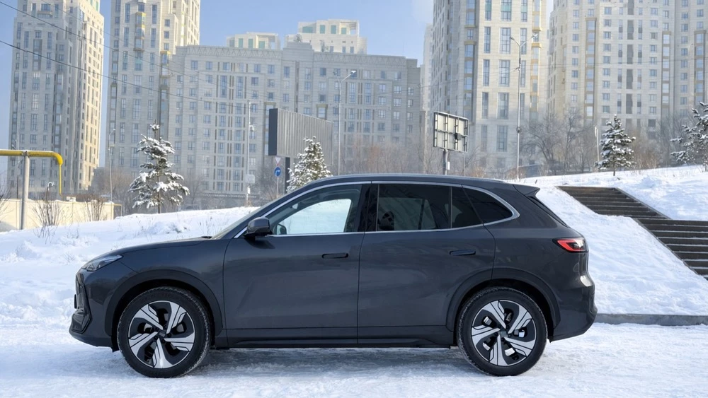 Geely EX5 в Казахстане тест сбоку