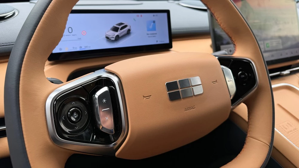 Geely Galaxy EX5 EM-i в Казахстане тест обзор сбоку салон интерьер руль приборная панель