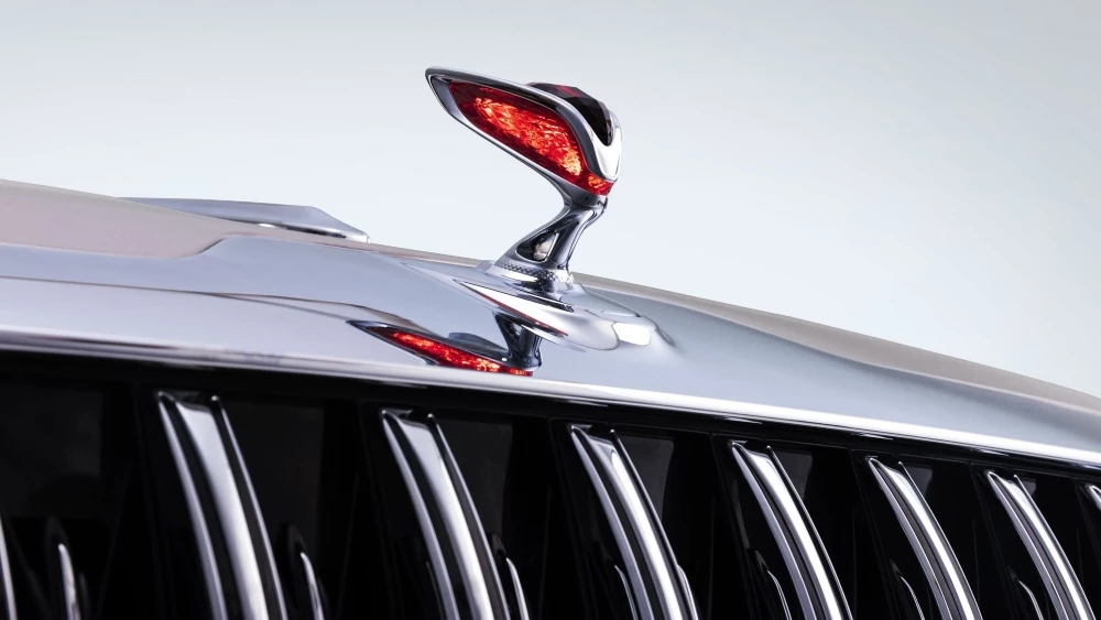 Седан Hongqi Guoya спереди фигурка на капоте логотип