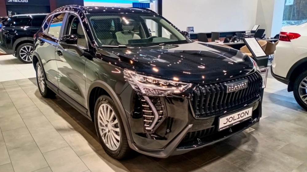 Haval Jolion у дилера в автосалоне сбоку спереди