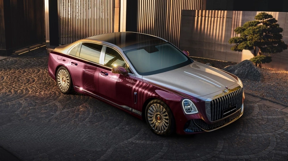 Седан Hongqi Guoya сбоку спереди