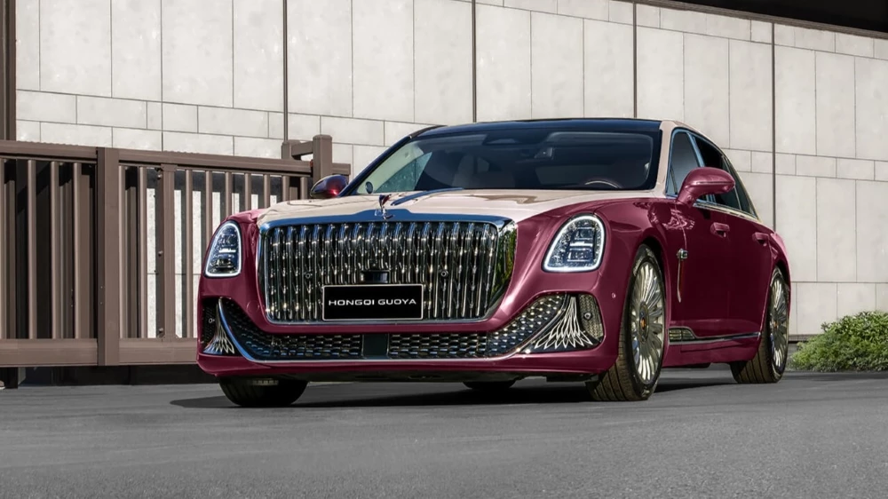 Седан Hongqi Guoya сбоку спереди