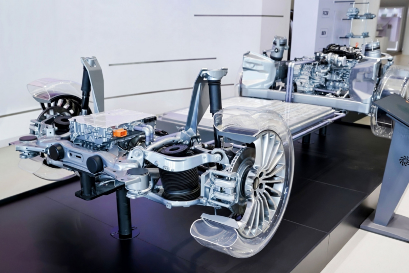 В Китае GWM отвергает гибридные силовые установки как "халтуру", представляя первую в мире платформу AI полного привода GWM One.