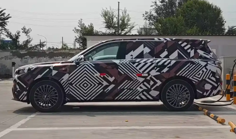 В Китае представлен первый внедорожник GWM длиной 5,3 м с запасом хода 400 км и гибридной эффективностью 6,3 л/100 км.