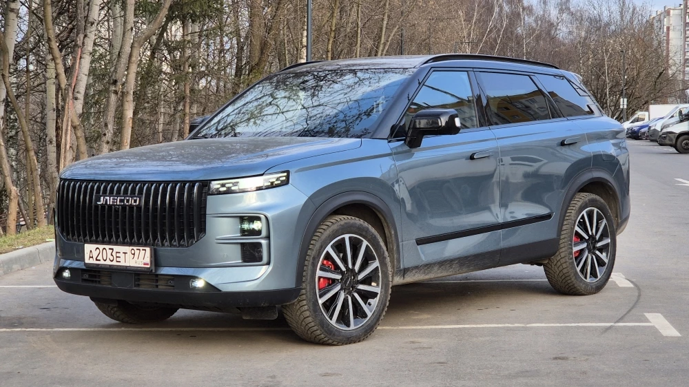 Кроссовер Jaecoo J7 сбоку спереди