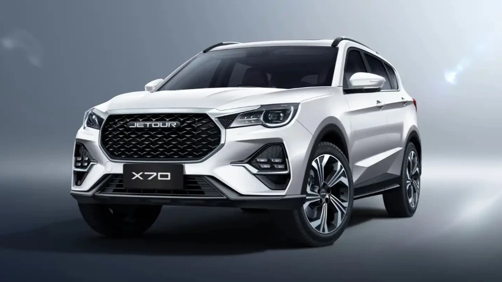 Кроссовер Jetour X70 в России сбоку спереди