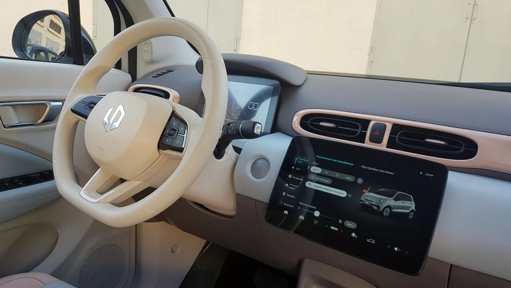 Leapmotor T3 в Беларуси салон интерьер первый ряд водительское место руль