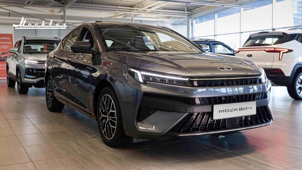 Лифтбек Москвич 6 у дилера в автосалоне сбоку спереди Регинас Челябинск