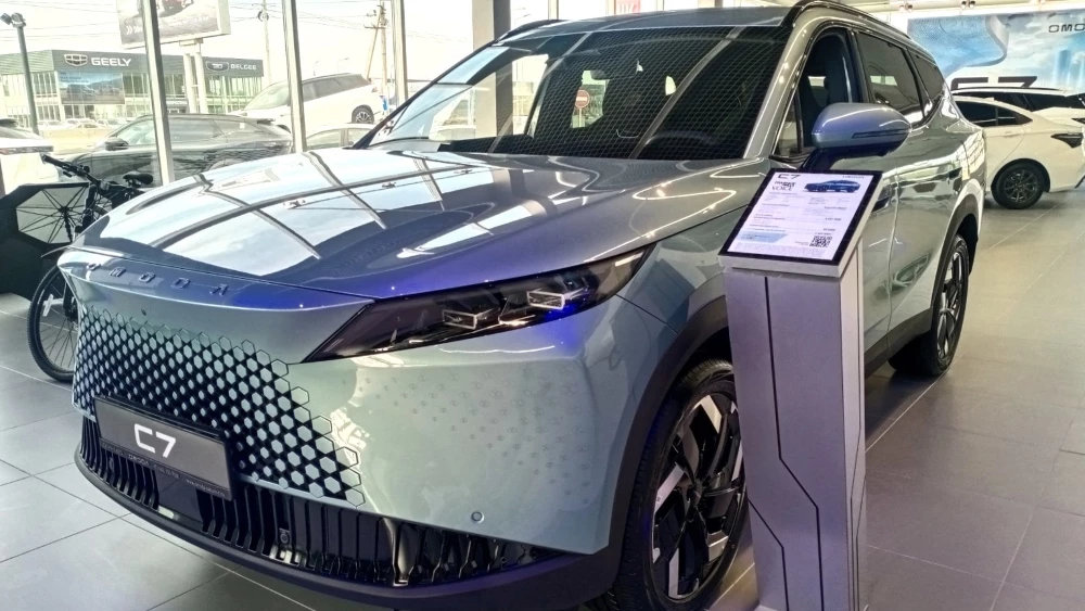 Кроссовер Omoda C7 у дилера в автосалоне ИАТ «Сатурн Р-Авто» пермь сбоку спереди