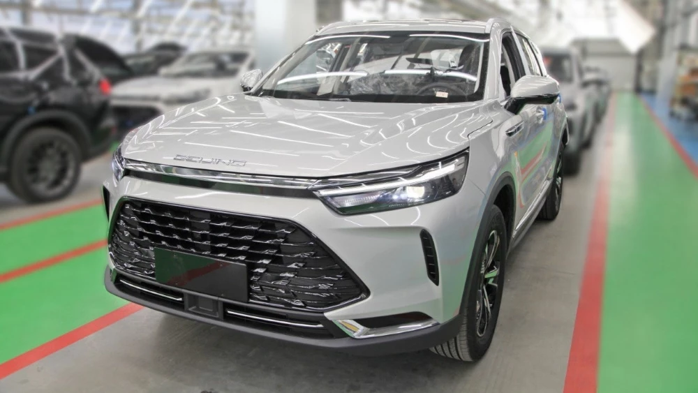 BAIC X7 Автотор спереди сбоку конвейер сборка