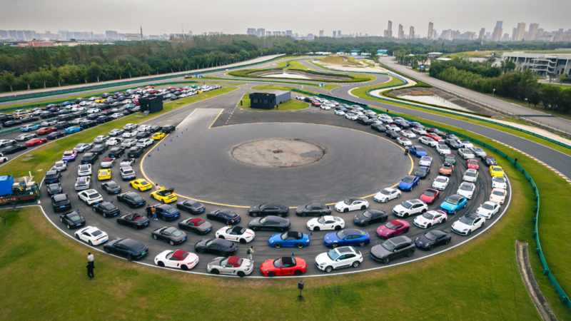 В Китае Porsche закроет 30% дилерских центров для сокращения расходов.