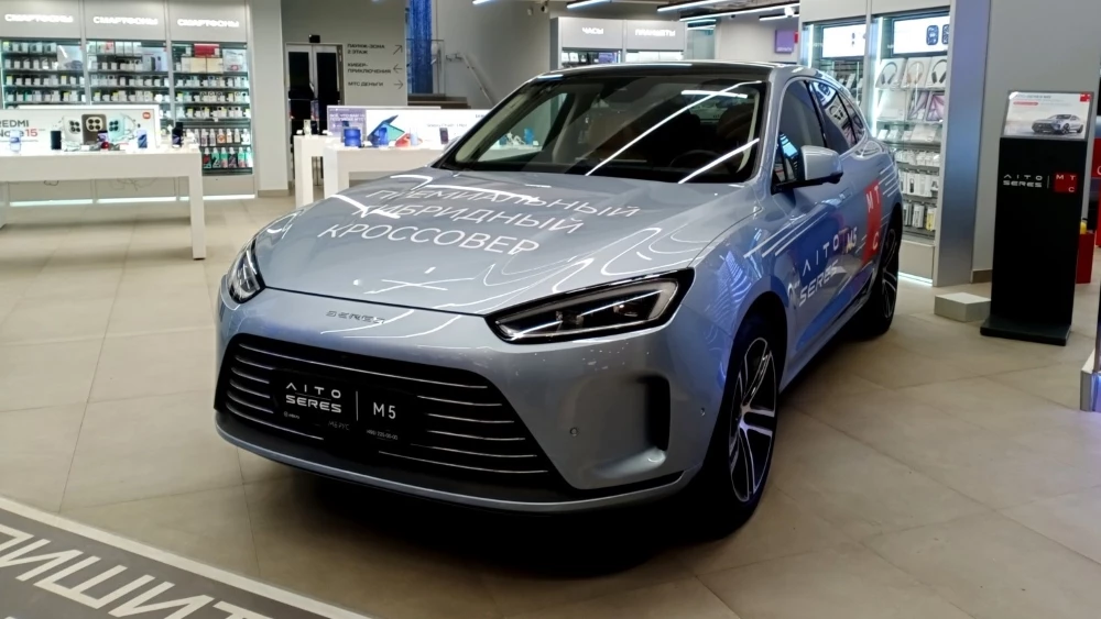 Seres M5 у дилера в автосалоне сбоку спереди