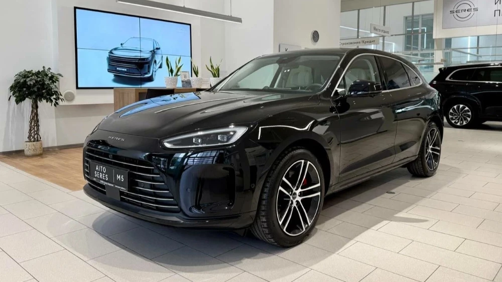 Seres M5 у дилера в автосалоне сбоку спереди А-Драйв Воронеж