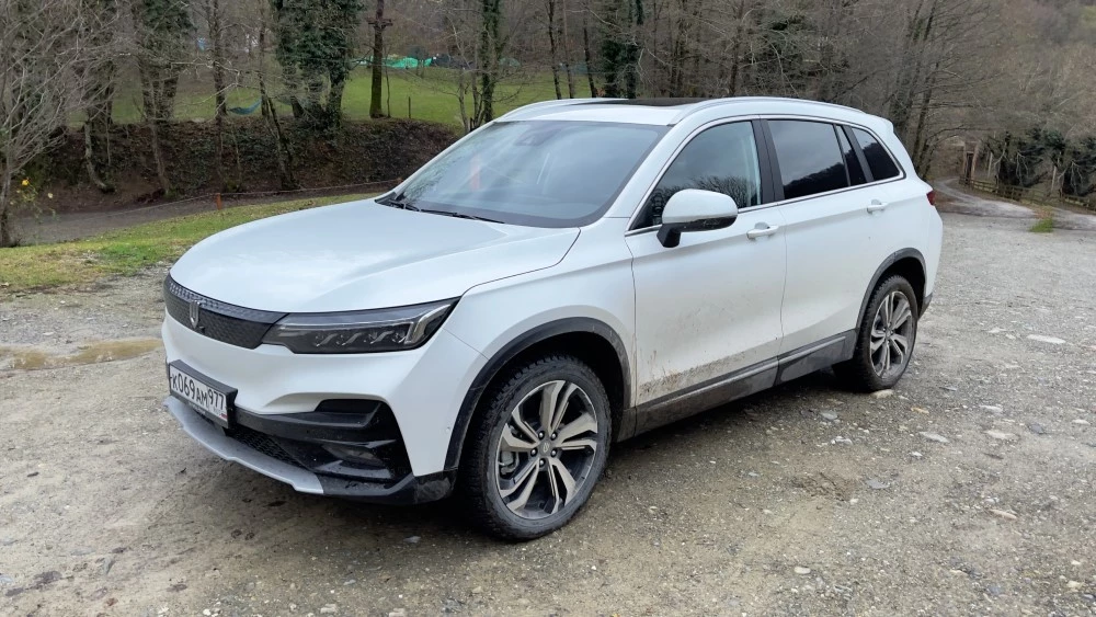 Skywell ET5 сбоку спереди