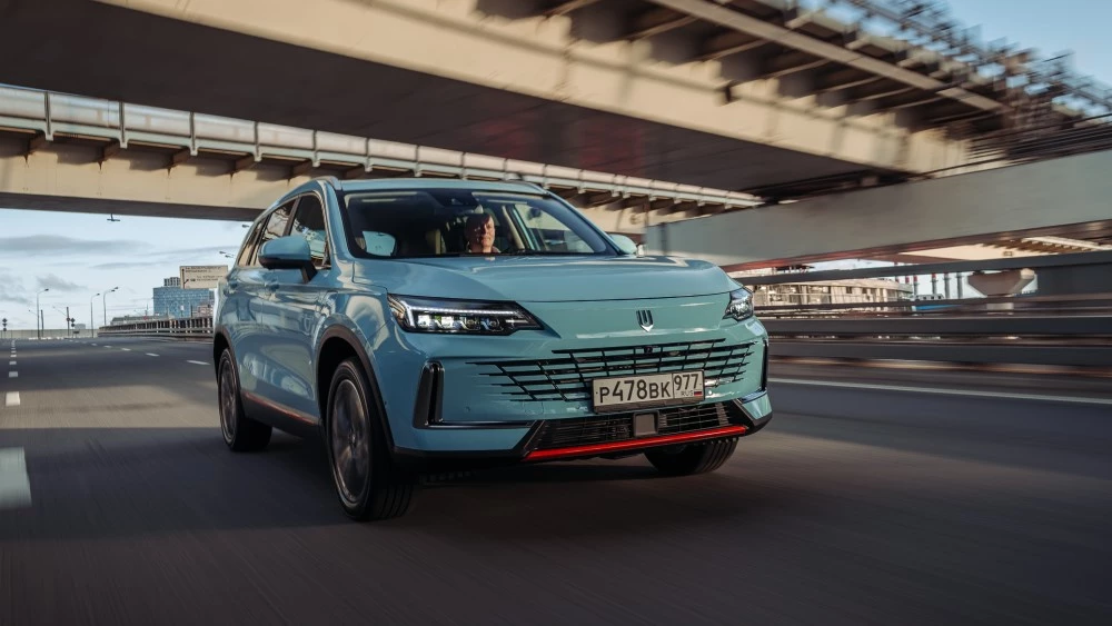 Гибридный кроссовер Skywell HT-i цены спереди сбоку в динамике