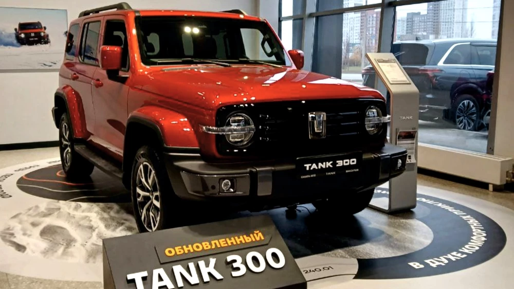 обновленный Tank 300 спереди сбоку у дилера в автосалоне Самара-авто купить оранжевый