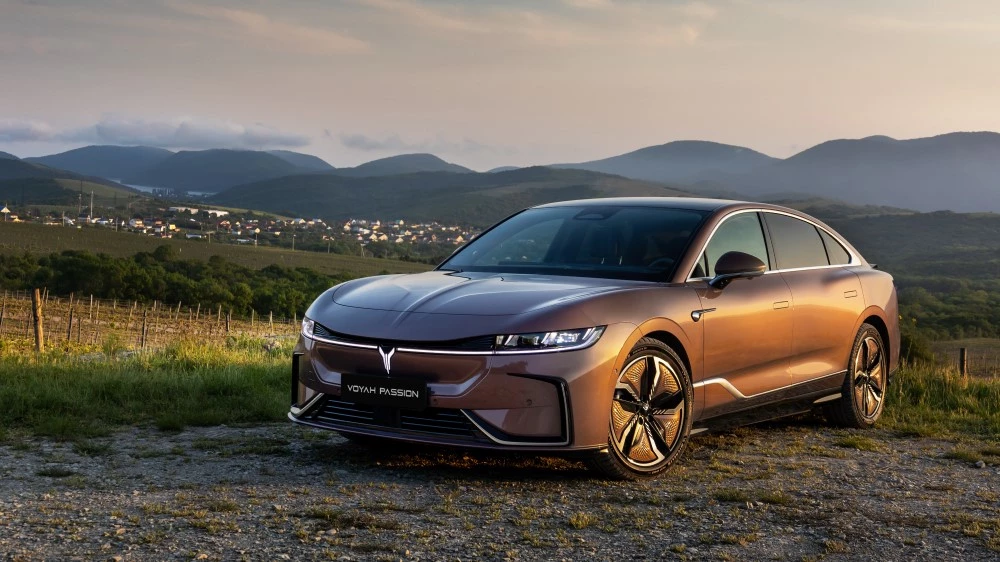 Voyah Passion сбоку спереди