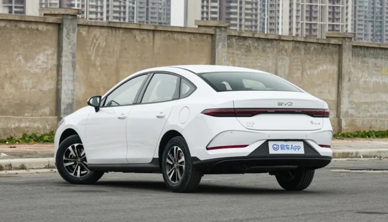 В Китае BYD представит гибридные модели Qin L и Qin Plus с запасом хода 210 км на электротяге 8 января.