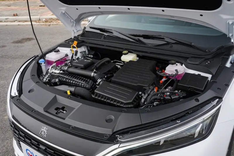 В Китае BYD представит гибридные модели Qin L и Qin Plus с запасом хода 210 км на электротяге 8 января.