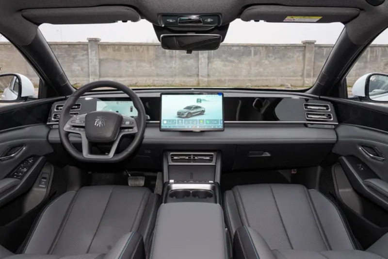 В Китае BYD представит гибридные модели Qin L и Qin Plus с запасом хода 210 км на электротяге 8 января.