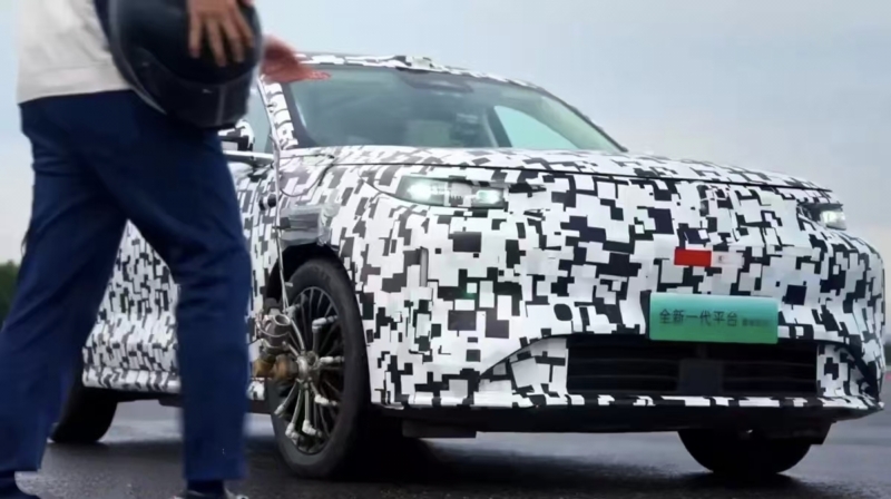 В Китае представлен первый внедорожник GWM длиной 5,3 м с запасом хода 400 км и гибридной эффективностью 6,3 л/100 км.