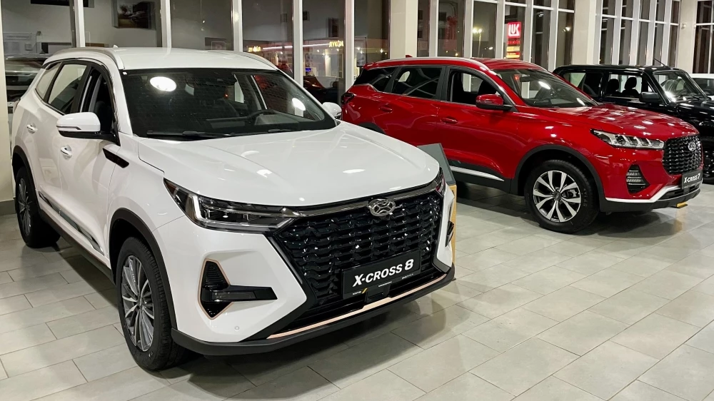 Кроссоверы Xcite X-Cross 8 и X-cross 7 у дилера в автосалоне сбоку спереди Саранскмоторс