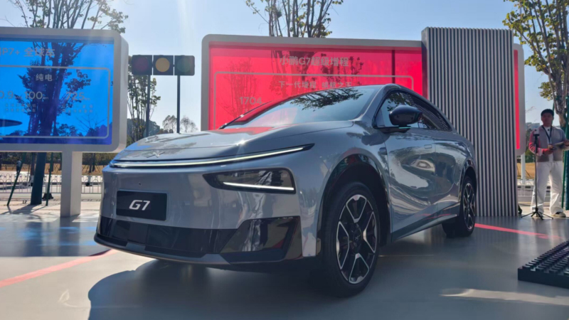 В Китае стартовали продажи Xpeng G7 EREV с запасом хода 400 км на электротяге по цене 27 980 долларов США.