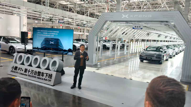 В Китае начались поставки обновленной модели Xpeng P7, достигнув рубежа в 100 000 единиц.