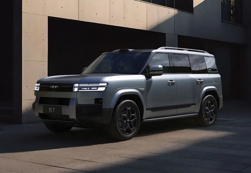 В Китае BYD дополнила свою самую продаваемую модель внедорожника Tai 7 вариантом электромобиля.