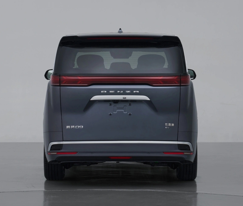 В Китае обновленный электромобиль BYD Denza D9 получил более мощный электромотор на 456 л.с. и буст на 148 л.с.