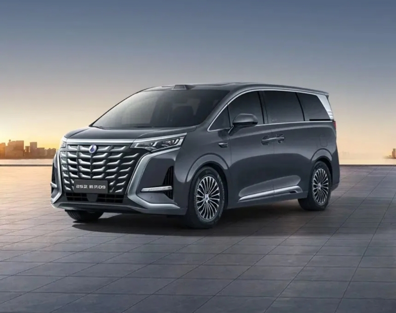 В Китае обновленный электромобиль BYD Denza D9 получил более мощный электромотор на 456 л.с. и буст на 148 л.с.