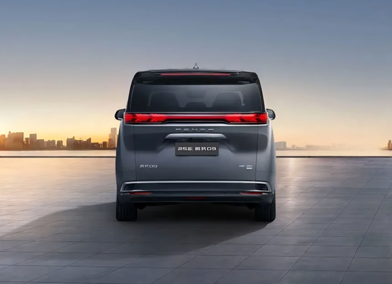 В Китае обновленный электромобиль BYD Denza D9 получил более мощный электромотор на 456 л.с. и буст на 148 л.с.