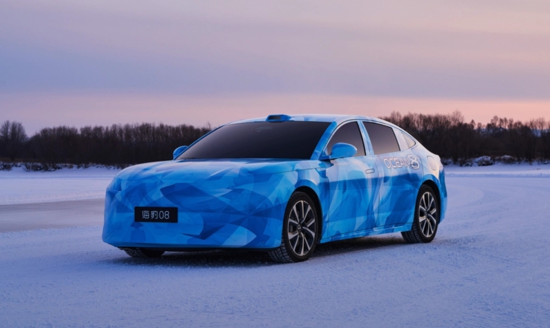 В Китае появились изображения тестового образца флагманского седана BYD Seal 08 во время зимних испытаний.