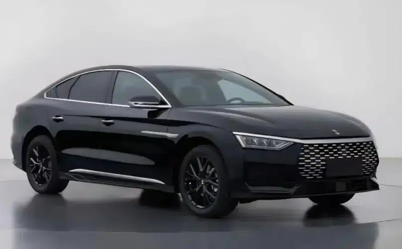 В Китае BYD представила электрический автомобиль Linghui e9 для рынка райдшеринга с запасом хода до 605 км.