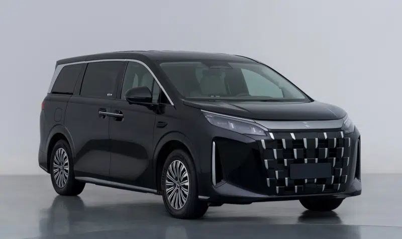 В Китае BYD представила официальные изображения MPV Linghui M9 для рынка такси.