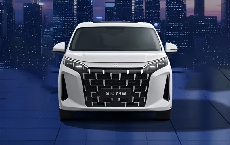 В Китае BYD представила официальные изображения MPV Linghui M9 для рынка такси.