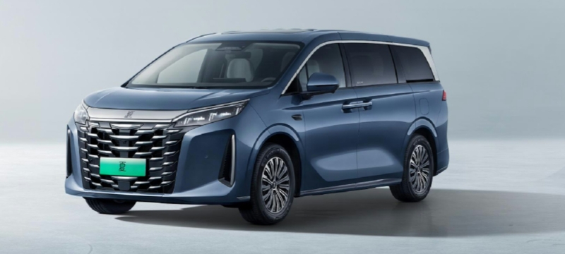 В Китае BYD представила официальные изображения MPV Linghui M9 для рынка такси.