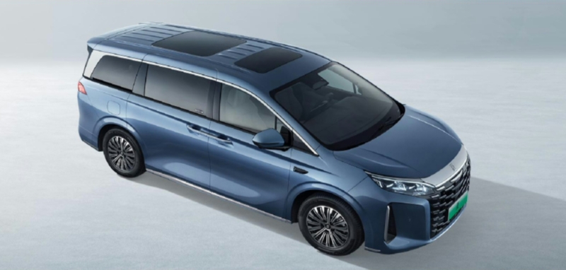 В Китае BYD представила официальные изображения MPV Linghui M9 для рынка такси.